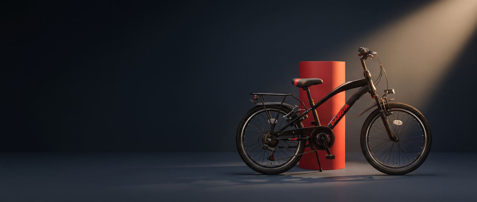 Zwarte Altec kinderfiets in een donkere studioset met rode zuil en warme lichtbundel