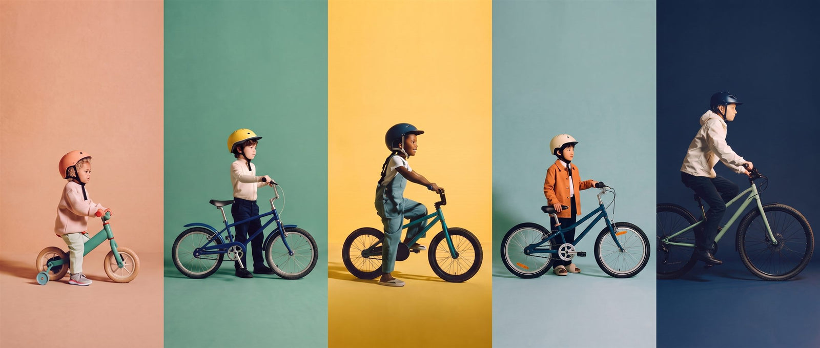 Vijf kinderen van klein naar groot fietsen naast elkaar door vijf gekleurde studiobanen, van klein fietsje tot grote tienerfiets