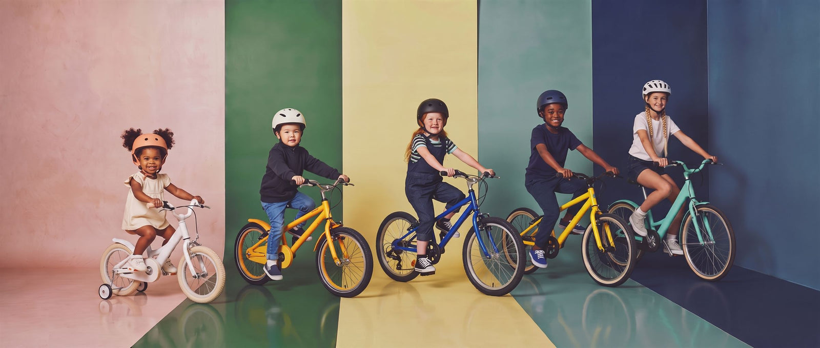 Vijf kinderen van klein naar groot fietsen op een rij door een kleurrijke studioset